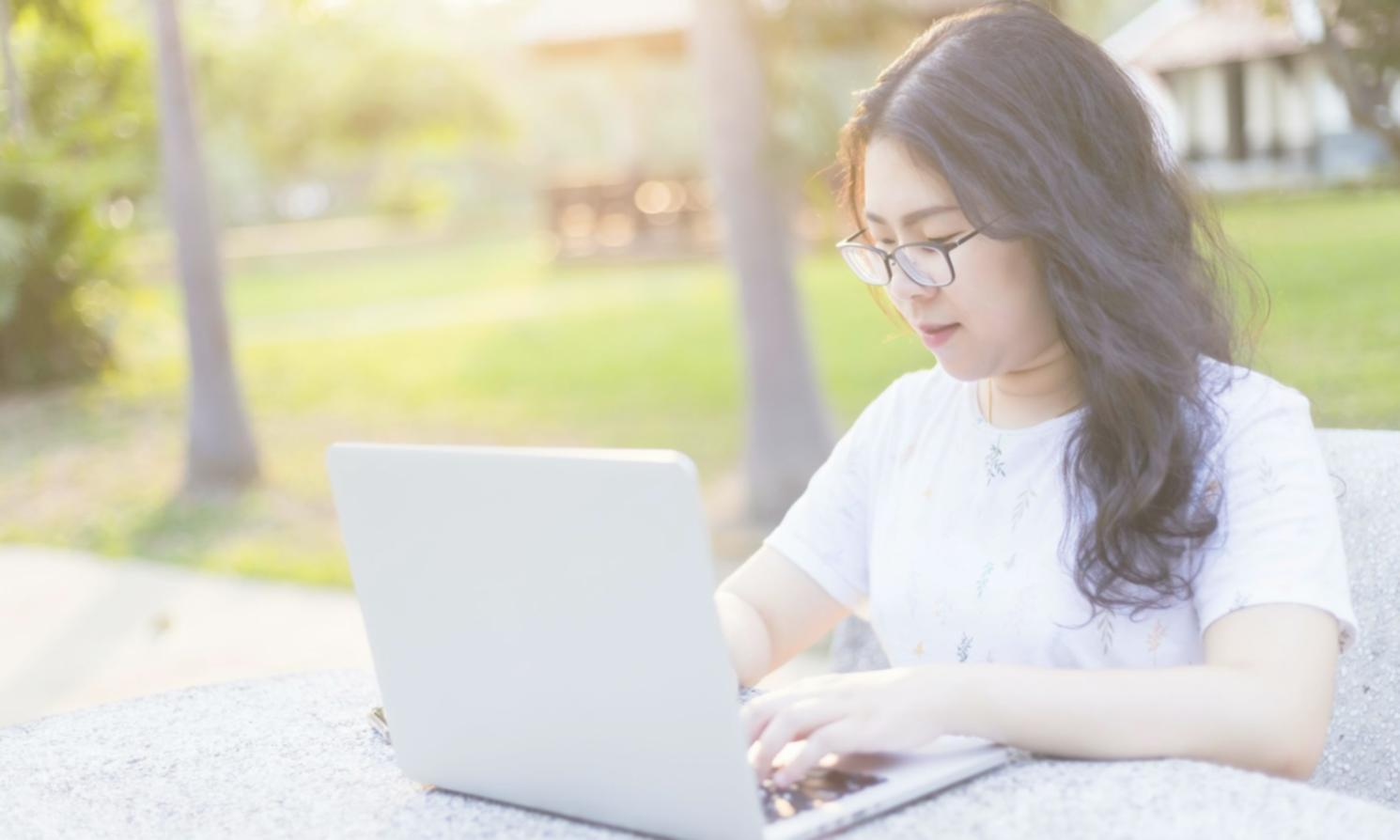 Persona che dimostra sicurezza attraverso postura e comunicazione