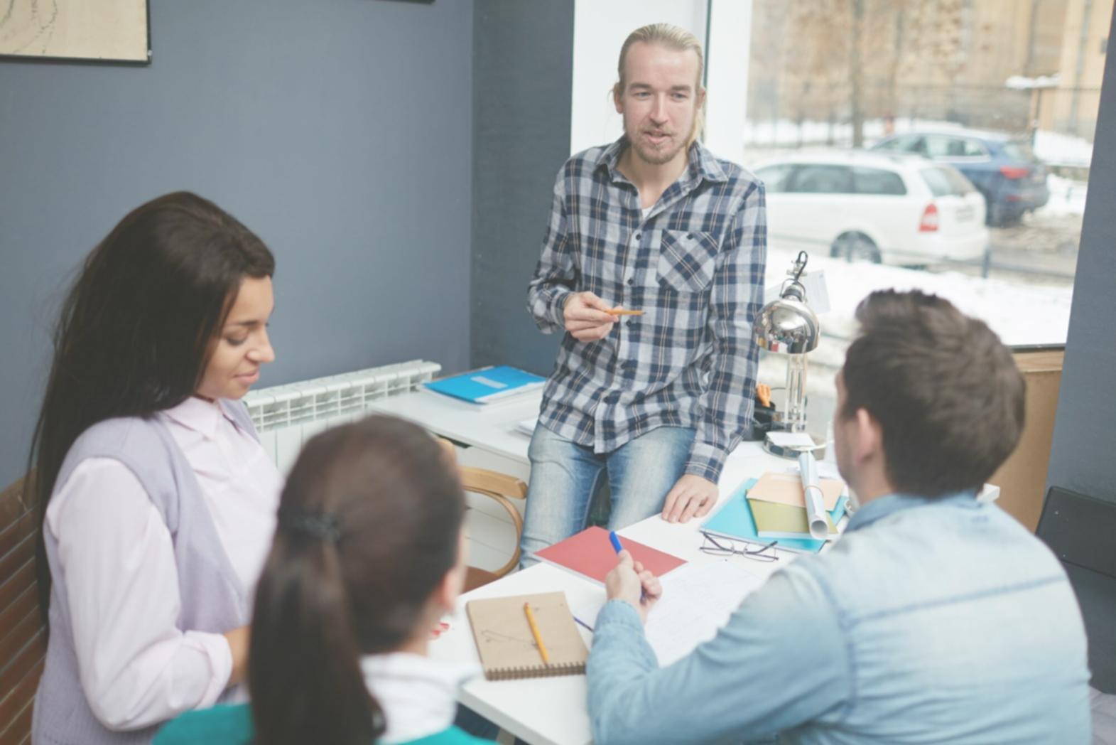 Spazio di lavoro collaborativo dove professionisti sviluppano progetti congiunti