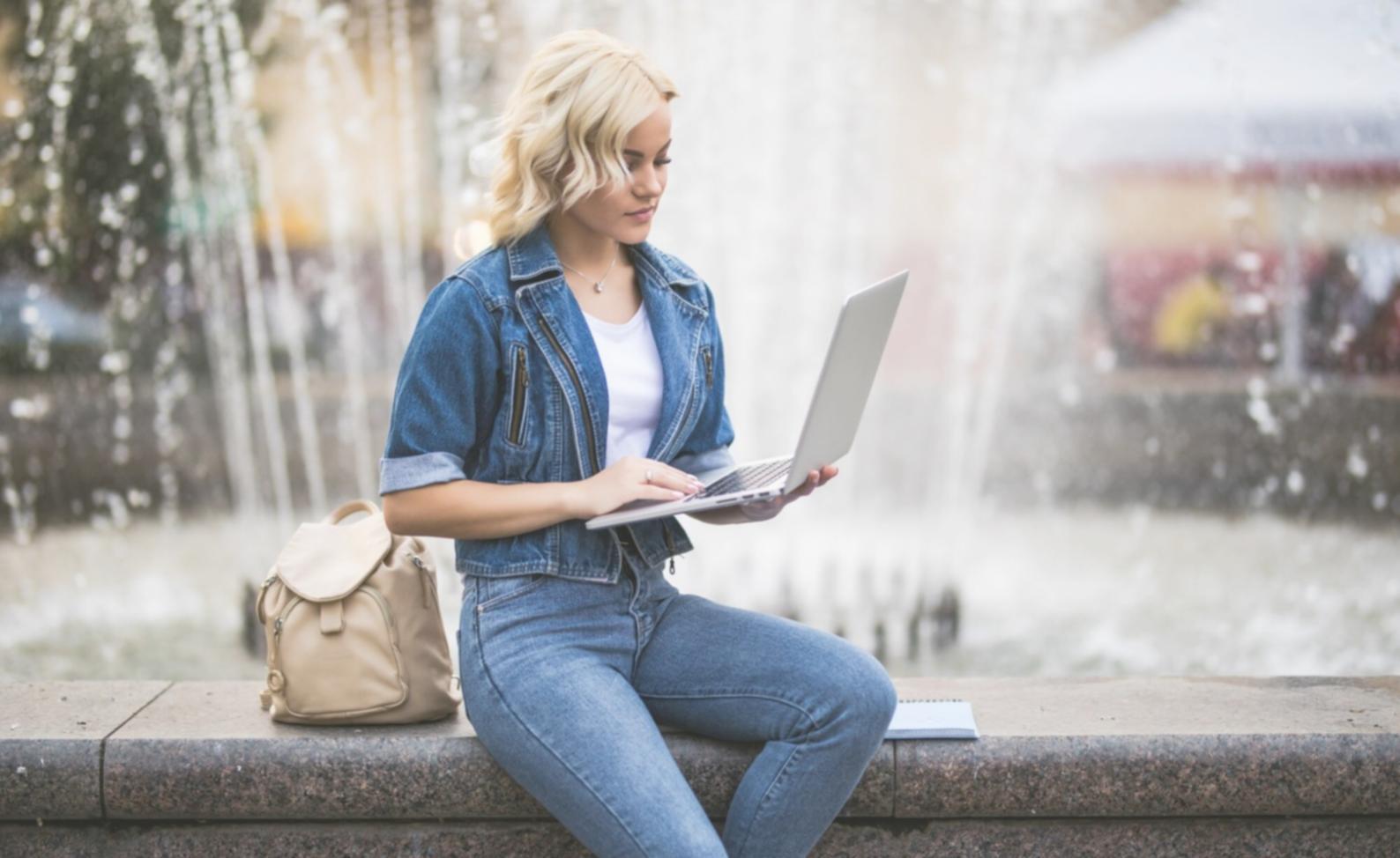 Gruppo di partecipanti che lavora su esercizi pratici di comunicazione assertiva