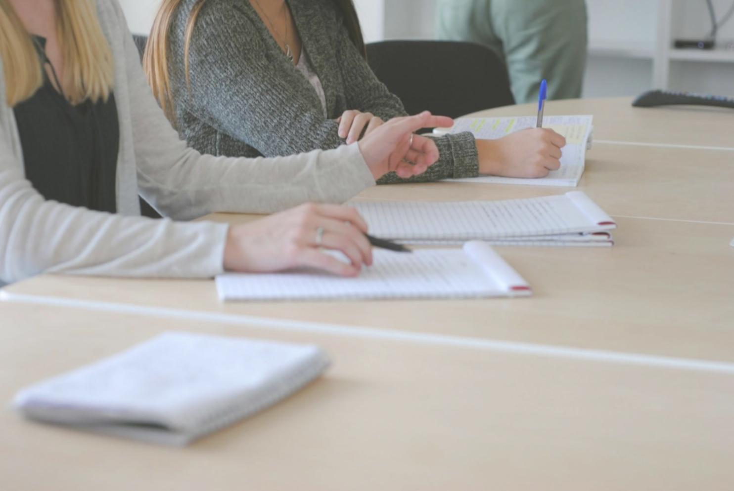 Momento di riflessione personale durante una sessione di coaching individuale